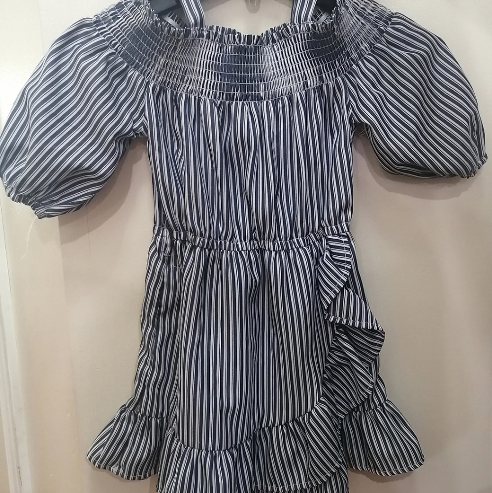 Off shoulder little girls dress, worn once.
